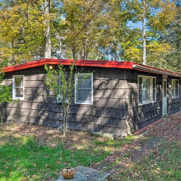 Catskill Mtn Home with Deck about 1 Miles to Zoom Flume!，位于Rensselaerville的酒店