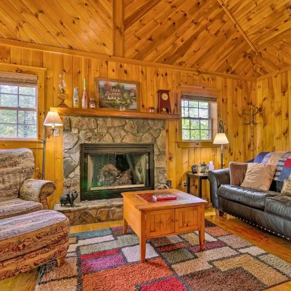 Secluded Cabin Between Boone and Blowing Rock!，位于Mountain City的酒店