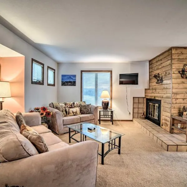 Pagosa Condo with Deck, 4 Mi to Hot Springs and Dtwn，位于帕戈萨斯普林斯的酒店