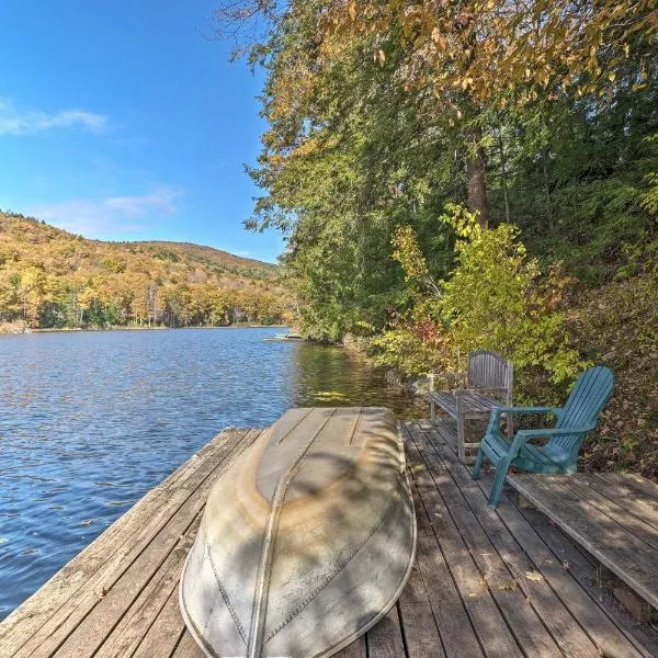 Lakefront Berkshires Retreat with Deck, Dock and Boat!，位于大巴灵顿的酒店