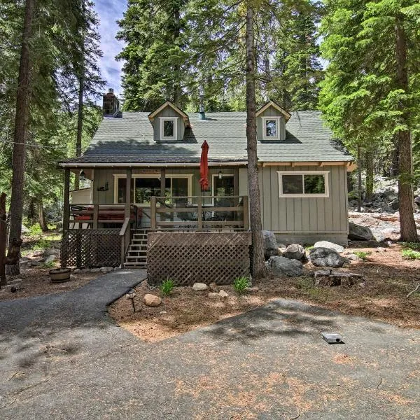 Private Tahoe Mtn Cabin Backing to the Forest!，位于南太浩湖的酒店