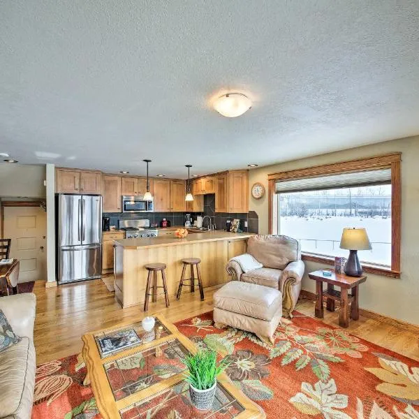 Lake Pend Oreille Condo with Porch and Mountain View!，位于桑德波因特的酒店