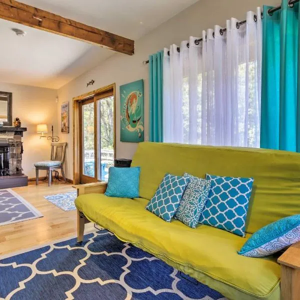 Great for Couples! Cape Cod Cottage 2 Mi to Beach，位于韦尔弗利特的酒店