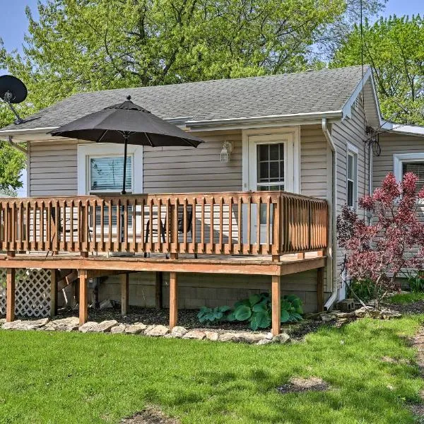 Home with Lake-View Deck by Camp Perry and Magee Marsh，位于克林顿港的酒店