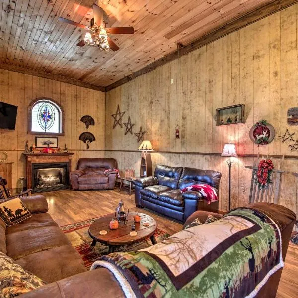 The Bovard Lodge Rustic Cabin Near Ohio River!，位于Sparta的酒店
