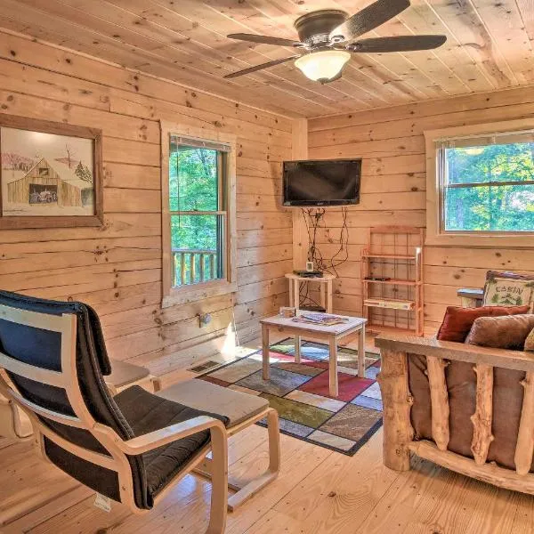 Secluded Cabin with Deck 13 Miles to Downtown Murphy，位于Turtletown的酒店