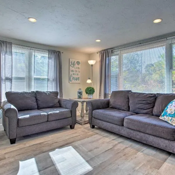 Updated Plymouth Home Less Than 2 Miles to Waterfront!，位于普里茅斯的酒店