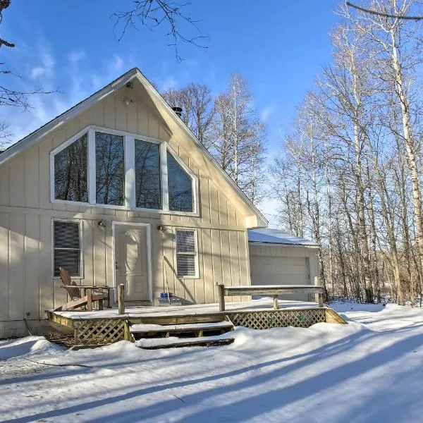 Lakes of the North Home on Snowmobile and ATV Trail!，位于Mancelona的酒店