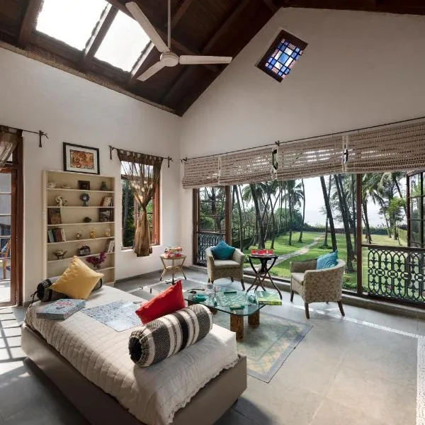 SaffronStays Thalassea, Alibaug - picturesque sea-facing villa with colonial decor，位于Zīrad的酒店
