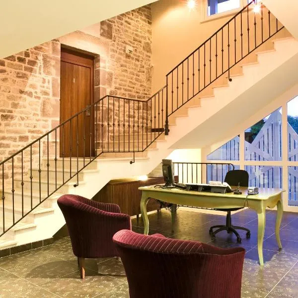 乐克洛斯雷比洛特酒店，位于吕克瑟伊莱班的酒店