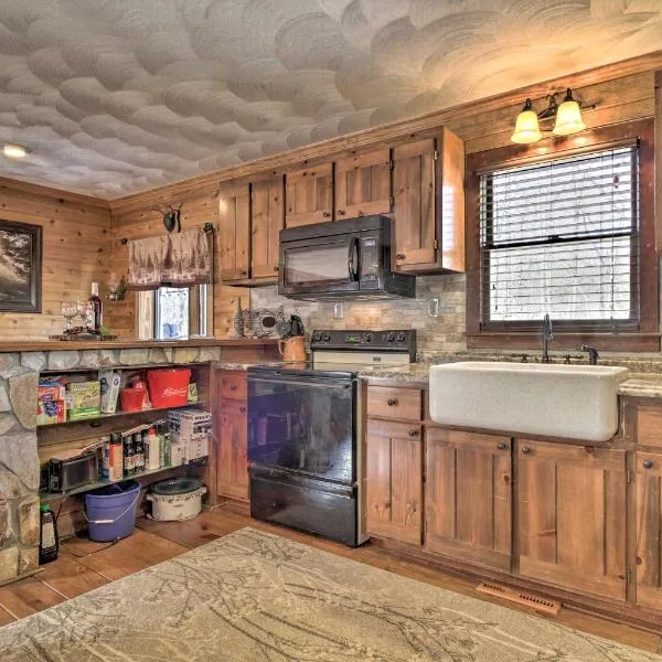 Carters Hideaway by Fairy Stone Pool and Hot Tub，位于Henry的酒店