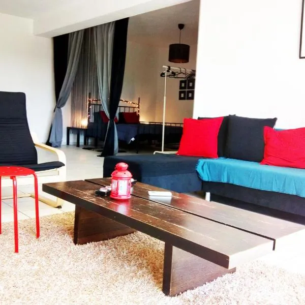 STUDIO POSEIDONIA apartment 75sqm CORINTH CANAL，位于Kekhriaí的酒店