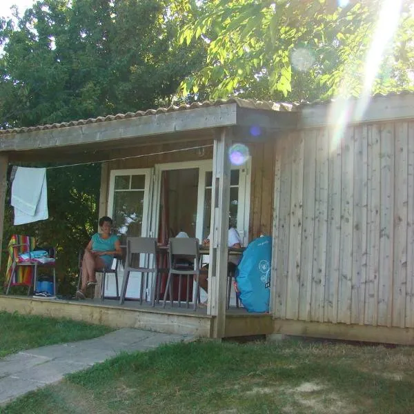 CAMPING LES GRAVES，位于Goujounac的酒店