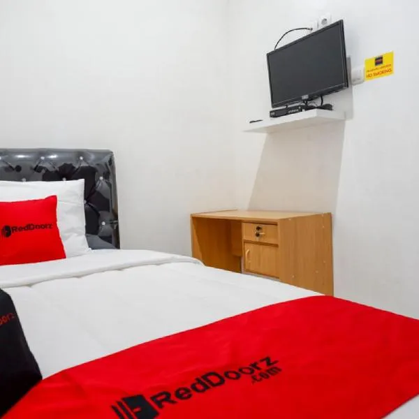 RedDoorz Hostel near Kota Lama Semarang，位于三宝垄的酒店