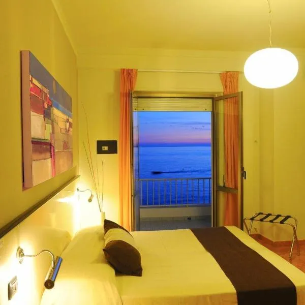 地中海酒店，位于波利卡斯特罗巴森迪诺的酒店