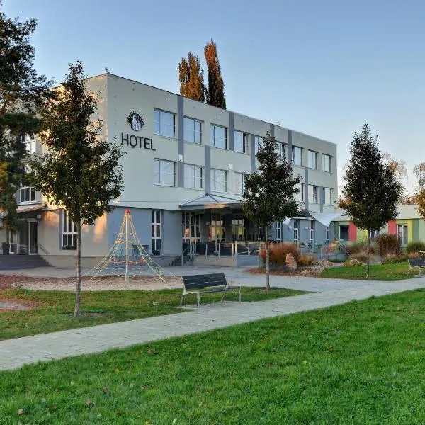 Hotel Bílý Páv，位于Luštěnice的酒店