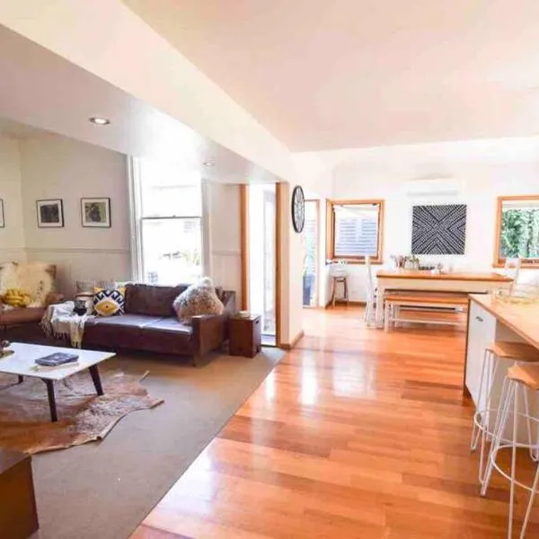 Best Location in Hobart! Luxury 4 bedroom with stunning views，位于Mount Rumney的酒店