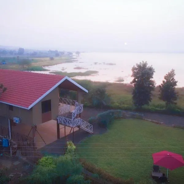 Lake View Holiday Villa Near Sula Wine Yard With 3 BdRms，位于Mahirāvani的酒店