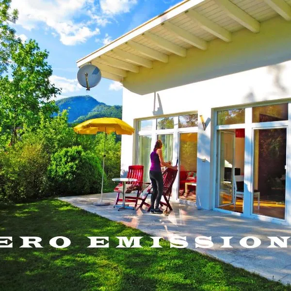 FLORES, Ferienhaus oder Doppelzimmer, im Grünen, 5 Gehminuten ins Zentrum, Parkplatz, zero emissions，位于阿特湖畔努斯多夫的酒店