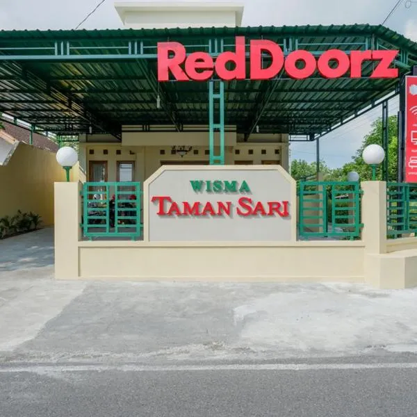 RedDoorz near Stadion 45 Karanganyar，位于Sragen的酒店