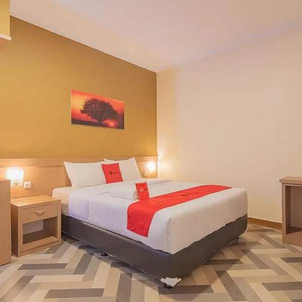 RedDoorz Syariah @ Villa Grand Mutiara Tasikmalaya，位于打横的酒店