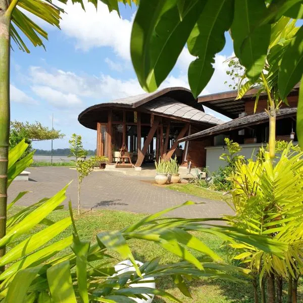 Houttuyn Wellness River Resort，位于帕拉马里博的酒店