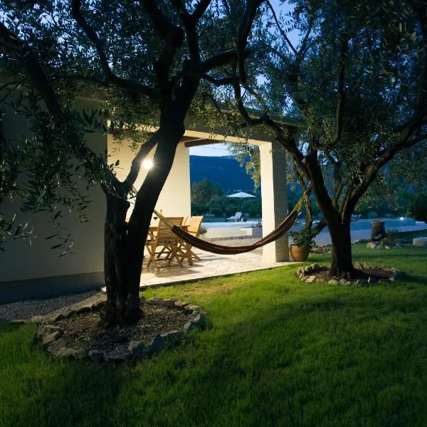 Lodge JoMi，位于卡斯特罗诺维的酒店