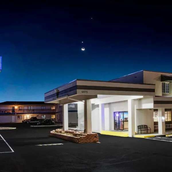Travelodge by Wyndham Colorado Springs Airport/Peterson AFB，位于Fountain的酒店