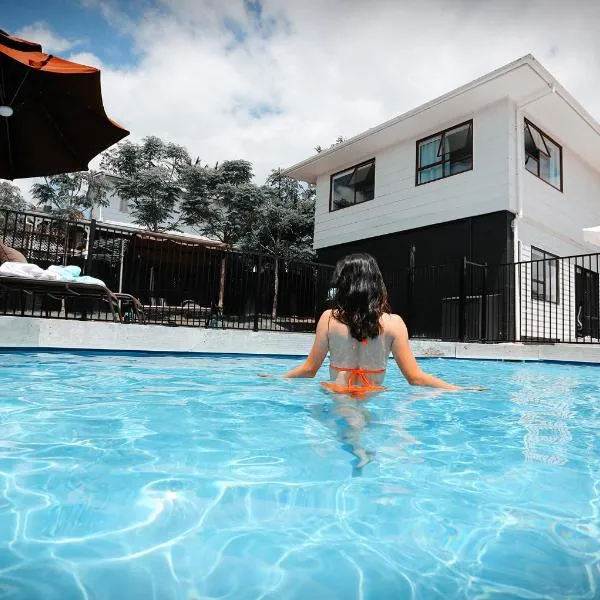 Swimming Pool Holiday Villa，位于Whenuapai的酒店