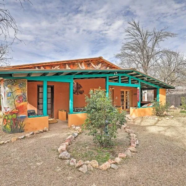 Vibrant Casa Paloma 2 with Patio - Near Vineyards!，位于Patagonia的酒店