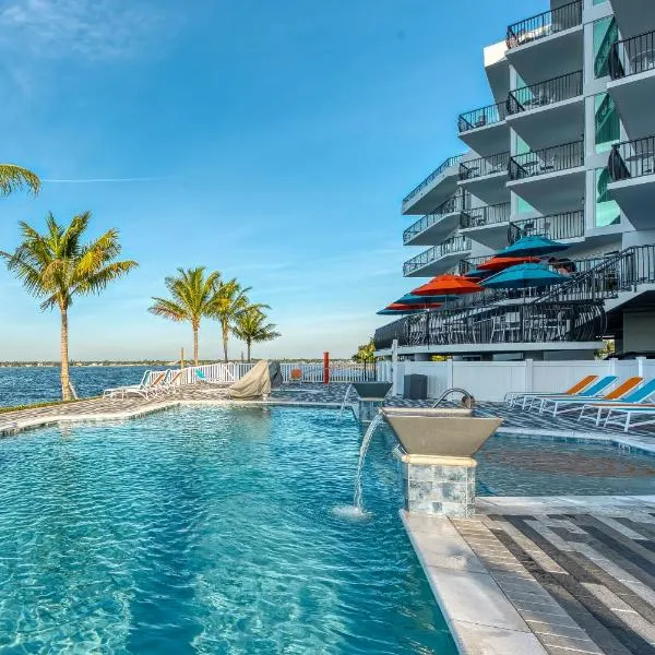 FUSION Resort Waterfront Suites，位于圣徒皮特海滩的酒店