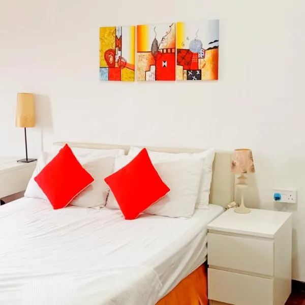 Cozy Master Room at Suria Kipark Damansara Apartment Homestay Sleeps 3，位于甲洞的酒店