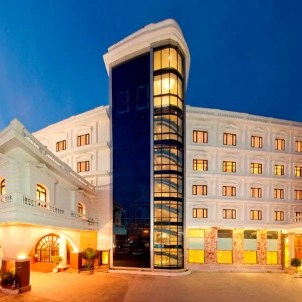 Anandha Inn Convention Centre and Suites，位于蓬蒂切里的酒店