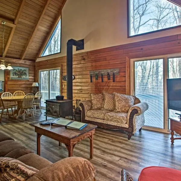 Wintergreen Home with Deck - Near Skiing and Hiking!，位于Lovingston的酒店