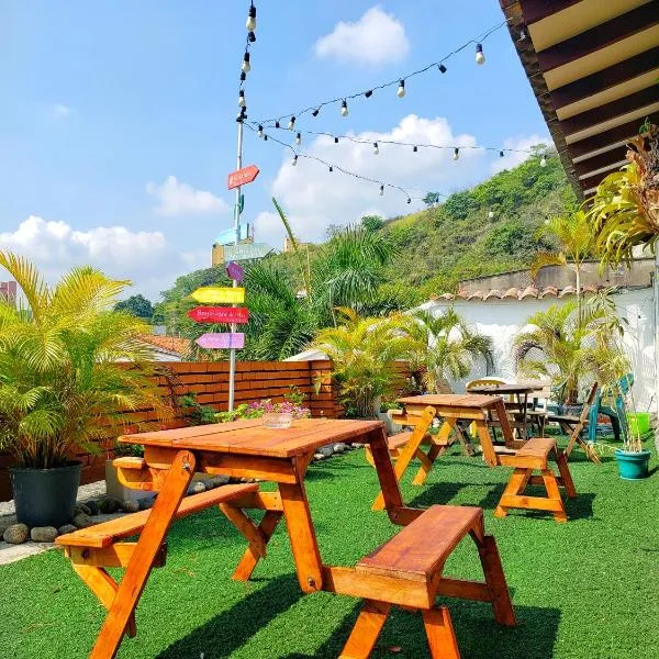 Roof Hostel，位于La Elvira的酒店