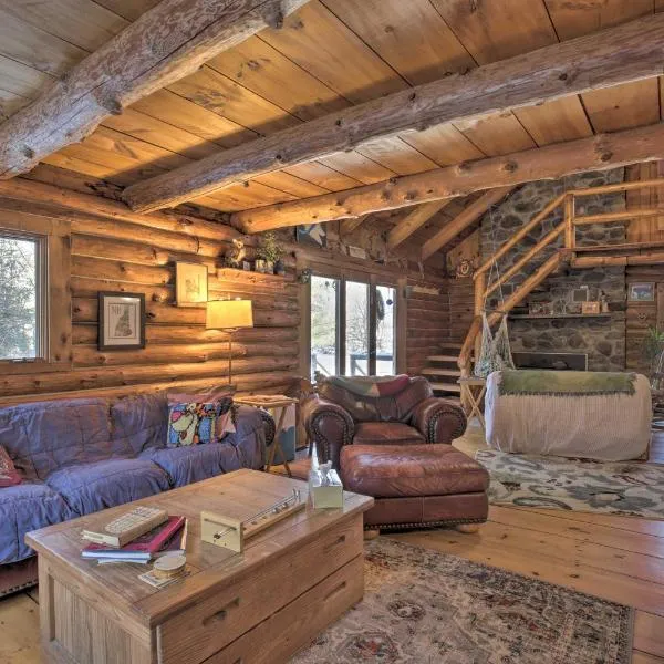 Cabin: Private Hot Tub, Walk to Pats Peak Ski Area，位于Henniker的酒店