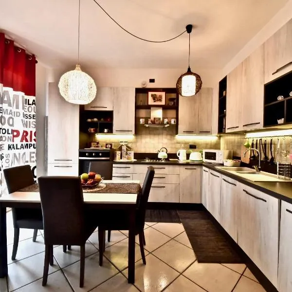 Modern apartment halfway between Milan and Como，位于Cogliate的酒店