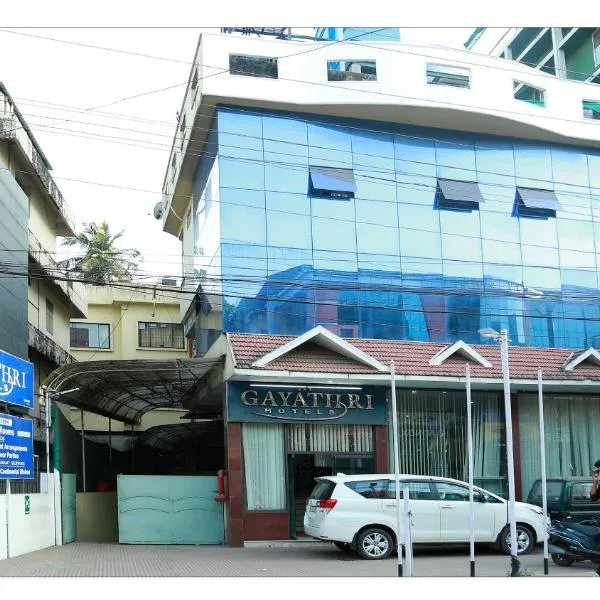 GAYATHRI HOTELS，位于Badagara的酒店