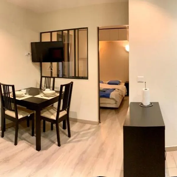 Jouy La longère, proche Hec, Versailles, parking privé gratuit，位于茹伊昂若萨的酒店