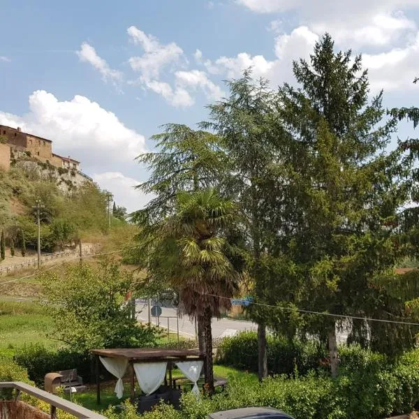 VAL D'ORCIA DELUXE 1 ELEGANTE CASA immersa nel verde con WiFi, giardino e parcheggio，位于圣焦万尼达索的酒店