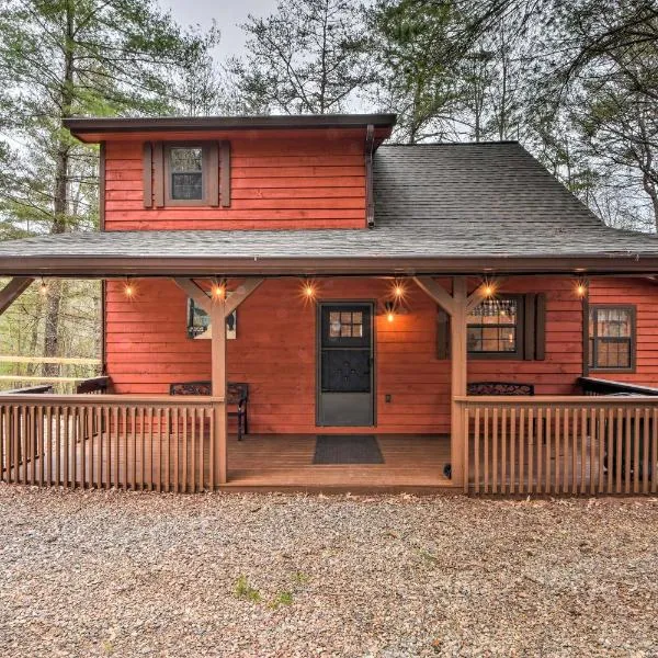 Modern Cabin w/ Deck in the Blue Ridge Mountains!，位于布莱尔斯维尔的酒店