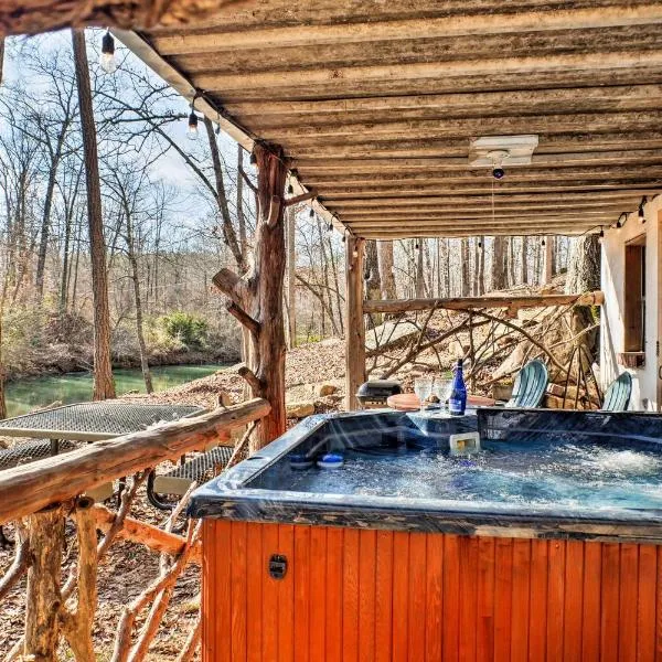 The Treehouse Cabin Creekside Home with Hot Tub!，位于Trion的酒店