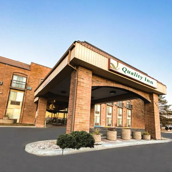 Quality Inn Vernal near Dinosaur National Monument，位于弗纳尔的酒店