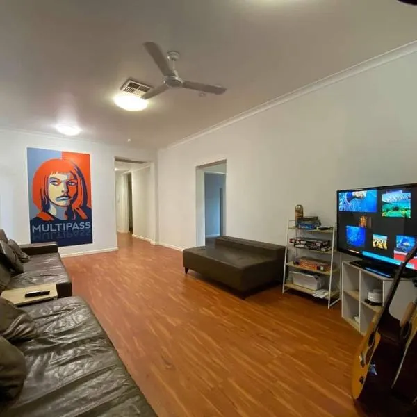 Downtown Backpackers Hostel Perth - note - Valid Passport required for check in，位于弗里曼特的酒店