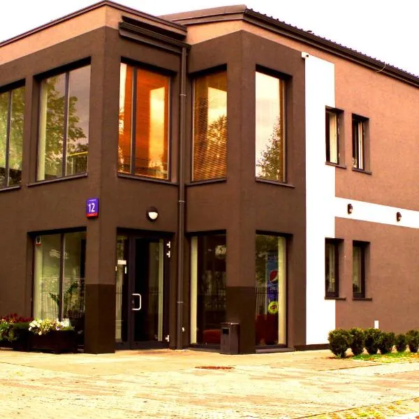 艾库斯旅舍，位于Dziekanów Polski的酒店