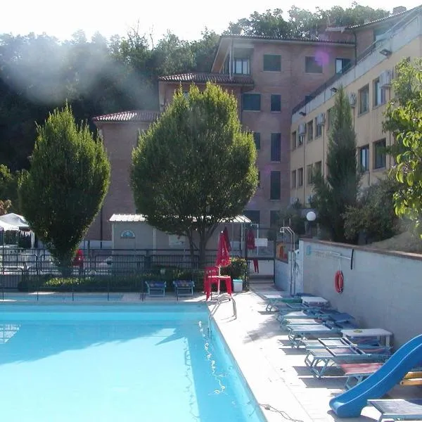 托托里那酒店，位于Montecalvo in Foglia的酒店