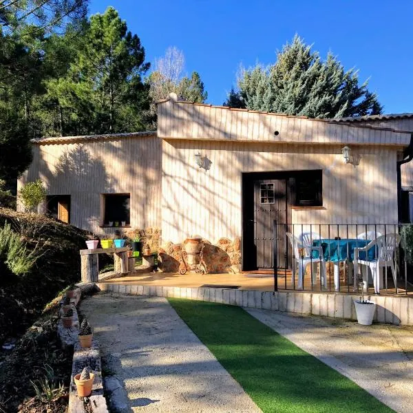 La casita Rubí en ZAFIRO LAGUNAZO Parque Natural del Río Mundo，位于Villaverde de Guadalimar的酒店