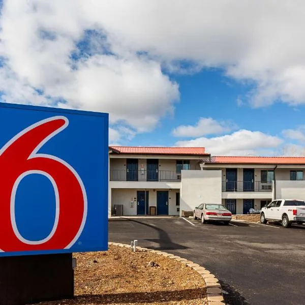 Motel 6-Show Low, AZ，位于White Mountain Lakes Estates的酒店