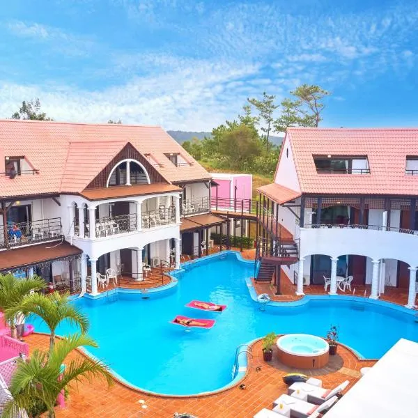 冲绳池度假酒店，位于Gimbaru的酒店