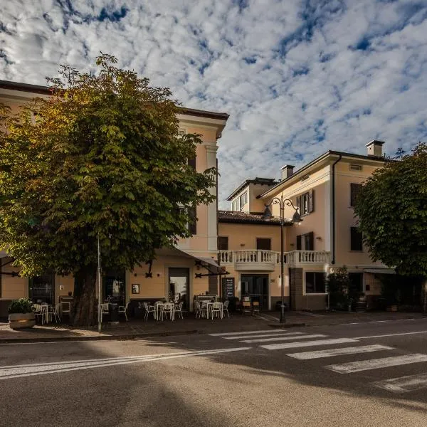 阿尔贝格卡费中心旅馆，位于Cortina Sulla Strada Del Vino的酒店